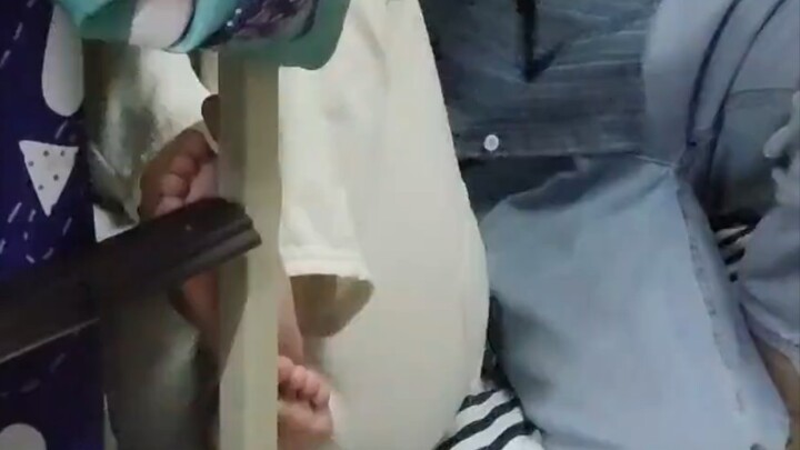 شريكي في الغرفة مزعج جدًا، يستولي على سريري كل يوم ولا يمكنني طرده مهما حاولت!