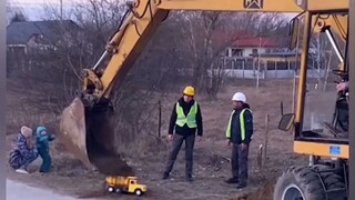 A small gesture by the excavator master is enough to make the boy happy for the whole day...