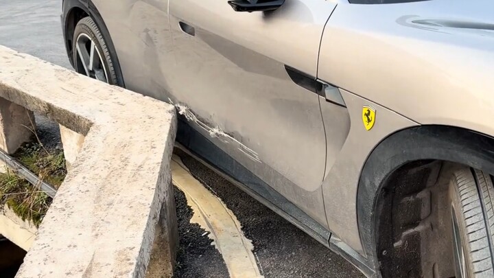 เลี้ยวไปชนเสาสะพาน โกรธจัดเลยรื้อเสาสะพานทิ้งเพื่อขยายถนน!