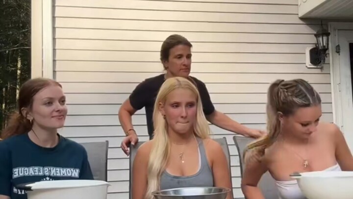 Tantangan ‘tekan kepala’ dari ibu—putri di tengah pasti yang paling merepotkan.