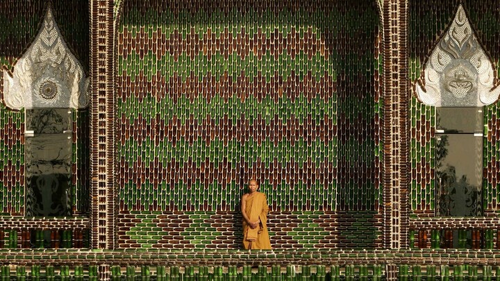 Một nhà sư Thái Lan nhặt chai rượu suốt 30 năm, xây nên ngôi chùa làm từ chai rượu lớn nhất thế giới