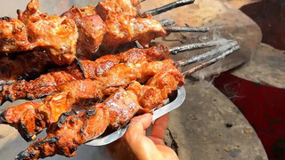 Mutton skewers at Xinjiang Grand Bazaar, 80 yuan per meter!