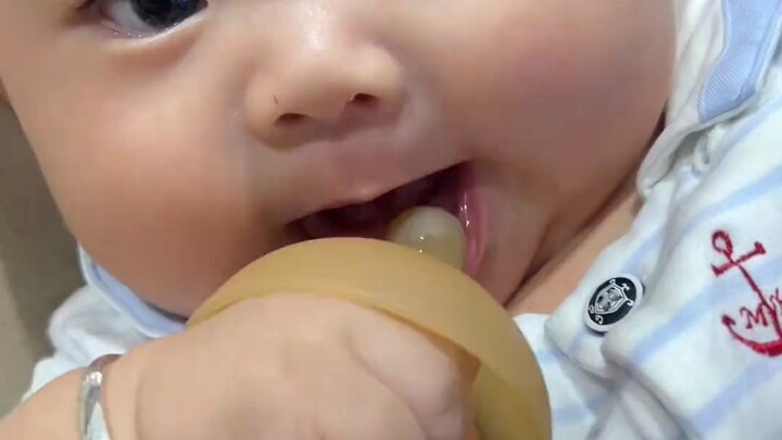 How strong is a baby’s bite when teething?