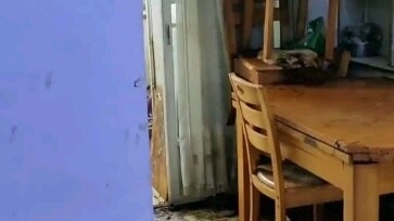 A lone elderly man in Shenyang, Liaoning, hasn’t cleaned his home, causing a terrible stench and fre