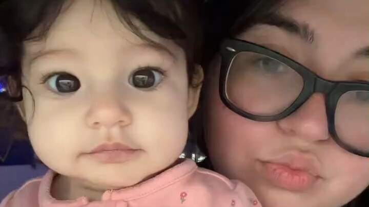 Em bé có ngoại hình cực kỳ hợp với tạo hình “baby nhỏ”, đã nửa tuổi mà vẫn mặc đồ dành cho bé 3 thán