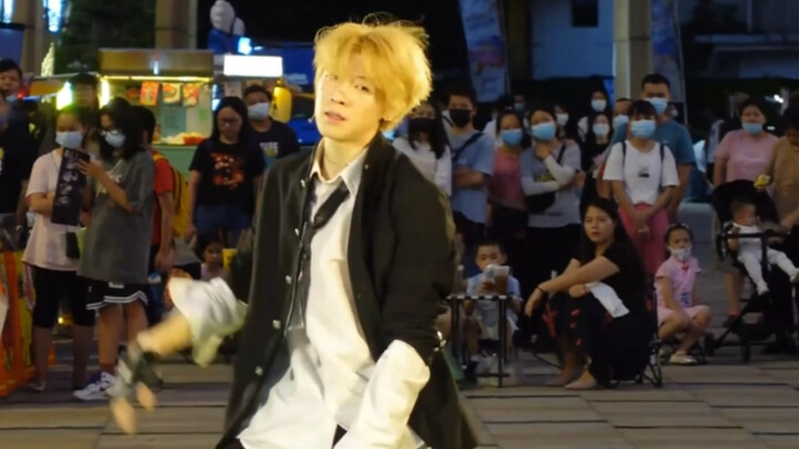 A talent show trainee covered ENHYPEN Future Perfect (Pass the MIC) Dance Cover at a road show Rando