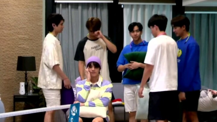 He didn't even need to look at him, his friends next to him were stunned~