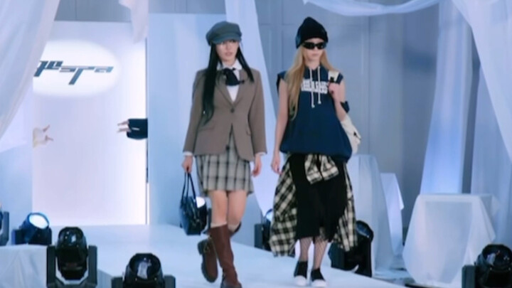 Dua orang, Dong Ning, memadukan pakaian satu sama lain yang tidak hanya sesuai dengan tema acara, te