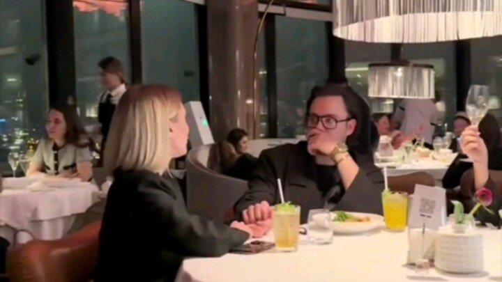 عندما تدعوك صديقتك المقربة للخروج معها في موعد غرامي مُرتَّب 😂