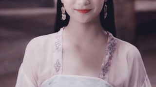 Trời ơi, bạn có tin được anh chàng thô lỗ này và người đẹp này là cùng một người không!!!