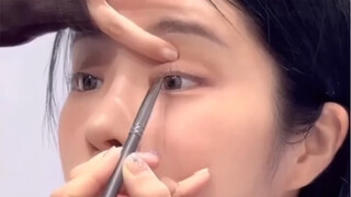 Why does everyone draw eyeliner like this?