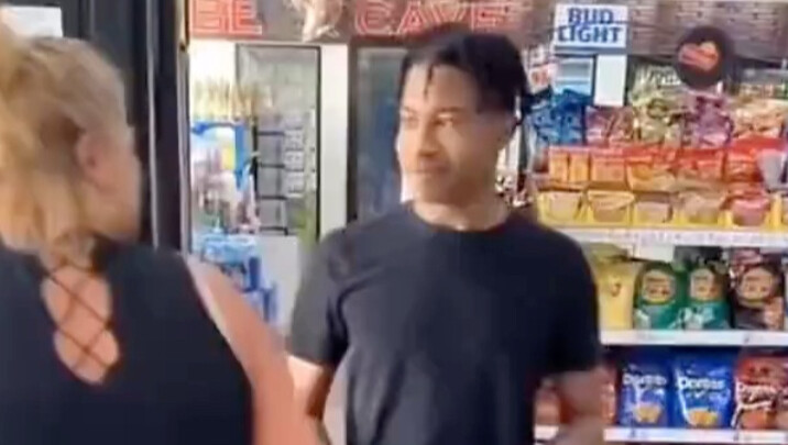 Sehari-hari petugas toko serba ada di Amerika Serikat, di Florida tidak ada tempat bagi orang yang m