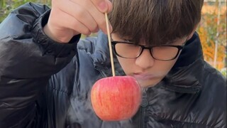 التقيت طالبًا جامعيًا يبيع حلوى التفاح المقرمشة الزجاجية