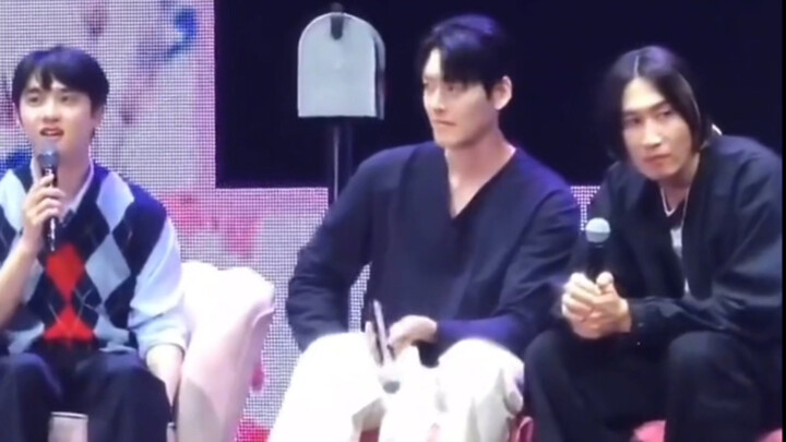 “That crazy guy, Do Kyung-soo, is in the living room” 😂😂