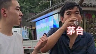 酒厂工作的大叔盲品茅台。
