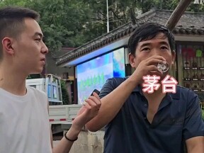 酒厂工作的大叔盲品茅台。