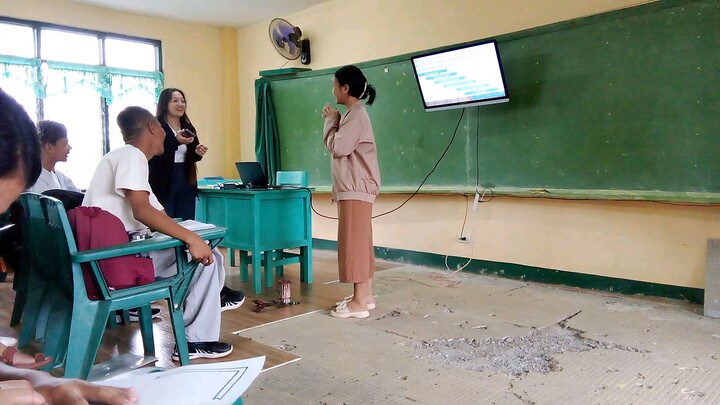 nag rereport habang tumatawa HAHAHA