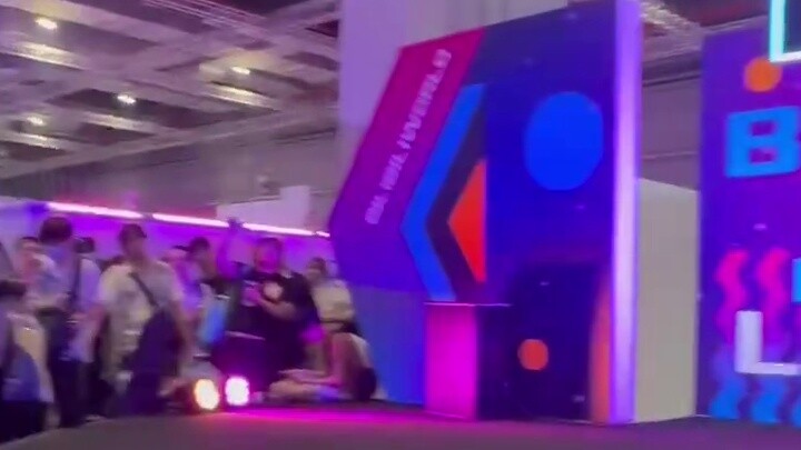 เข้ามาสัมผัสความเฮฮาที่สนั่นหวั่นไหวในการแสดงสดของ Zhaiwu!!