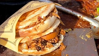 Freshly baked meat buns right on the street! Only 4 yuan each!