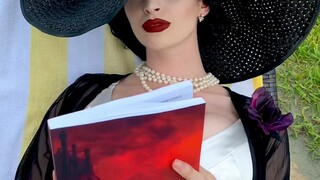 Elle cosplay as Lady Dimitrescu🤤❤❤