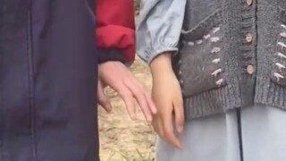 Dia berdiri di sana, berdiri di taman bermain, berdiri di hati saya yang berusia 17 tahun