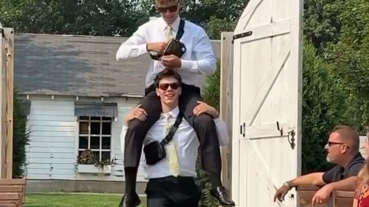 Saat kamu meminta keponakanmu yang berusia 19 tahun untuk menjadi pelayan bunga...