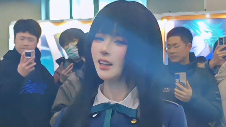 สาวกอาหารกระป๋องแมวมีความสุขสุดๆ