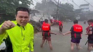 Dahil sa pagbaha, 5 tao, na-trap sa kanilang bahay sa Roxas District, Quezon City | Resibo