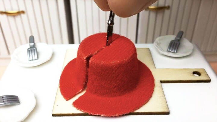 [Stop Motion Animation] ตัดเค้กหมวก ชิ้นเดียวสำหรับคุณ และอีกชิ้นสำหรับฉัน