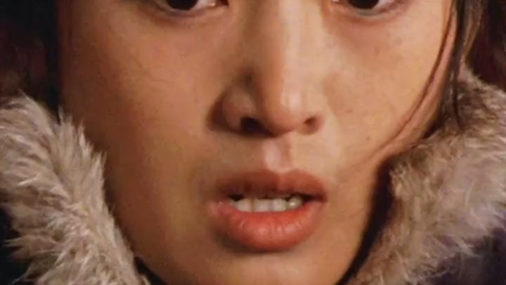 颂莲又换上了来时穿的学生装，你觉得她是真的疯了，还是为了逃避现实而装疯？