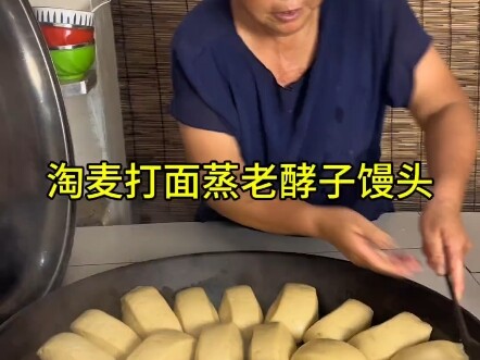 Hôm nay mẹ tôi tự xay ngũ cốc lấy bột, hấp bánh màn thầu ăn vào toàn vị lúa mì, chấm thêm tương đậu 