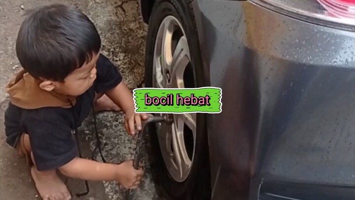 bocil pasang ban mobil