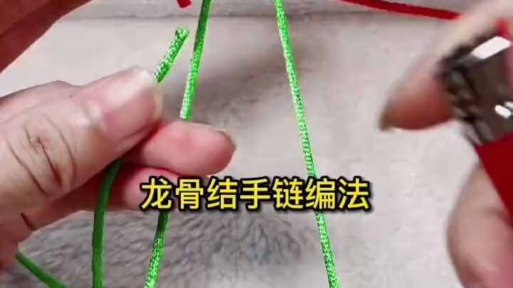 Membuat gelang tali merah seperti ini juga sangat keren.