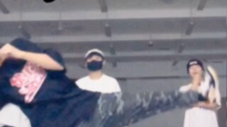 Apa?! Gaya bebas hip-hop mahasiswa baru itu keren banget? Aku jadi ketawa terbahak-bahak, hahahaha