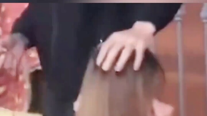 A passerby filmed a woman kneeling and begging for forgiveness, while the man gently patted her head