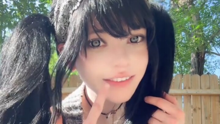 Rambut hitam, mata biru, dua kuncir