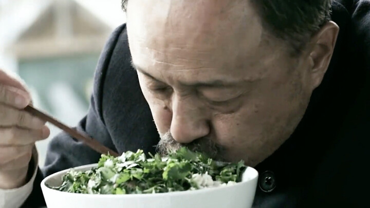 An elderly master who knows every trick of the lamb soup‑with‑buns ritual slurps down nine buns in o