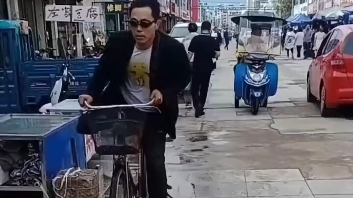 Anh chàng này làm tôi cười quá, hahaha!