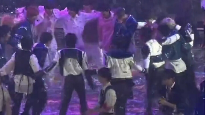 Other groups: This group is so crazy! Our NCT fandom is huge—Taeyong and Jaehyun are having a dance 