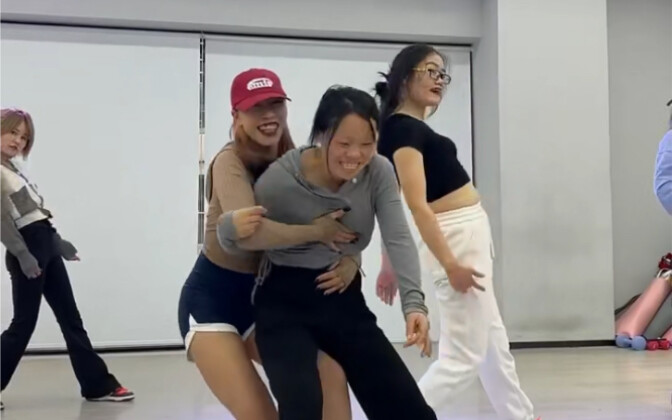 [Teacher Yufan] Video is loading—hurry up and check out the surprise!