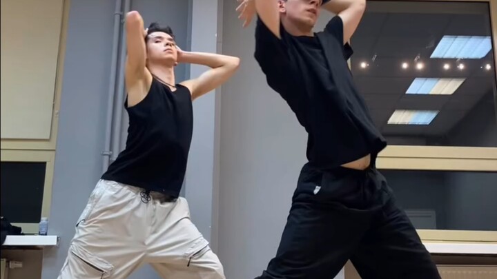 ท่าเต้น G.U.Y ของเลดี้กาก้า