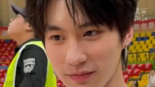 “Chưa từng yêu ai cả, nhưng lại bị mắc kẹt bởi định kiến giới tính.” Lệ Dục Trình, chàng vận động vi