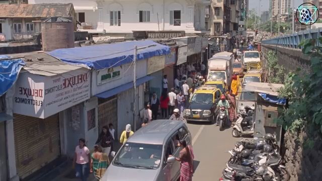 আস্তে আস্তে মেয়েটি এক ভয়ানক ডাইনিতে রূপান্তর হইতে থাকে।
