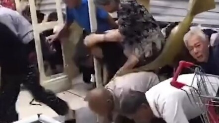 Các bác lớn tuổi chầu chực ở siêu thị để tranh mua rau, cư dân mạng: “Thế này còn cần nhường chỗ nữa