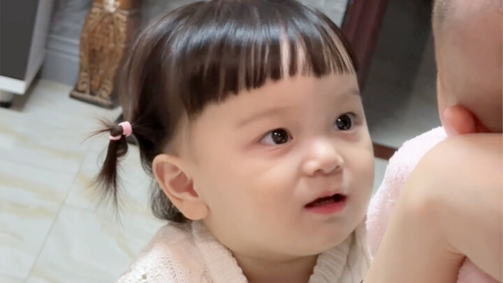 Phản ứng lần đầu tiên của trẻ nhỏ khi nhìn thấy em bé thật sự quá ấm áp!