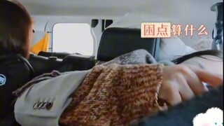 "迪丽热巴边睡觉边化妆 热巴的化妆技术逐渐进化成了我完全不会的样子！在车上睡着觉没有镜子的情况下就把妆化了 "迪丽热巴 "花儿与少年
