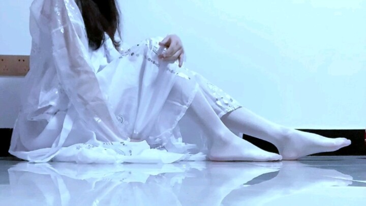 Seluruhnya berwarna putih, gaun putih dan kaos kaki putih