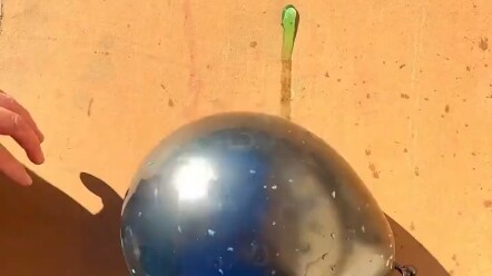 Lăn chai xuống núi dao, giây phút phá giải áp lực bùng nổ