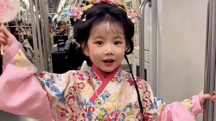 Càng ngày càng có nhiều em nhỏ mặc hán phục, mấy ông Khổng Khánh Đông chắc tức chết mất!