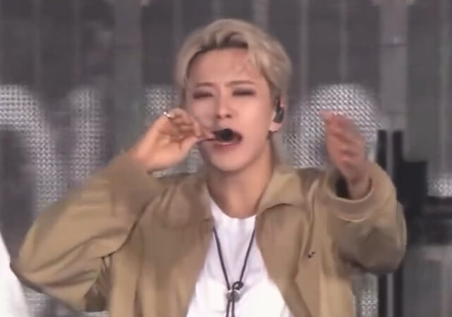 Hoshi sang an unreleased track… Apparently, Woozi produced it for him 😳